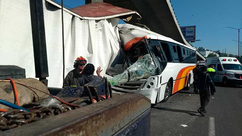 Deja 20 lesionados choque de autobús de pasajeros en la México-Querétaro