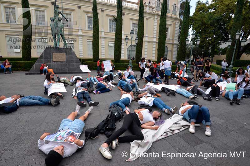 Protestan estudiantes de cine por asesinato de universitarios en Jalisco