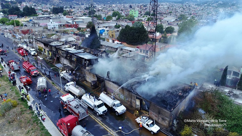 Incendio consume fábrica de colchones en Ocoyoacac