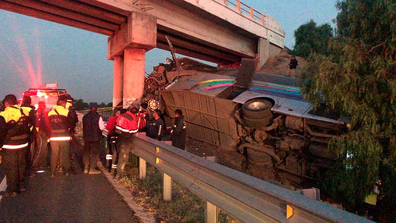 Deja accidente de autobús 2 muertos y 20 lesionados en carretera México-Tuxpan