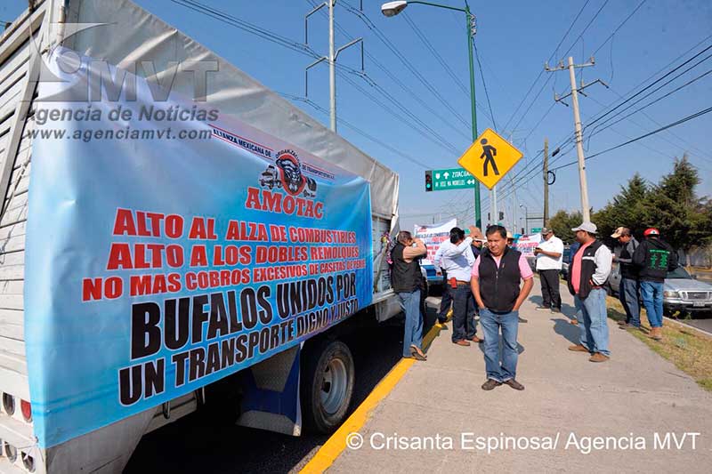 Marchan transportistas en protesta por alza en combustibles y peaje carretero