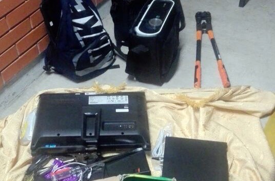 Robaban escuela cuando fueron sorprendidos por la policía de Toluca en la colonia Moderna de la Cruz