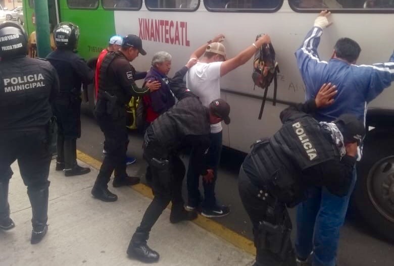 Realizan operativo en transporte público de Toluca para disminuir delitos