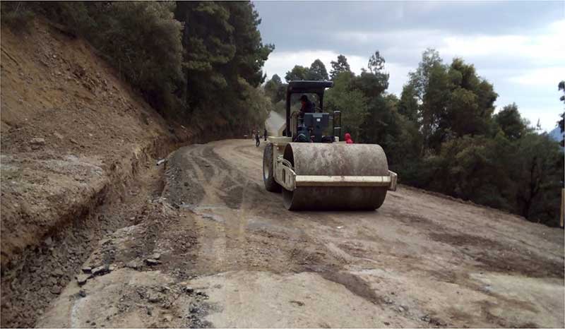 Atiende la Junta de Caminos deslaves registrados por lluvias en el Edomex