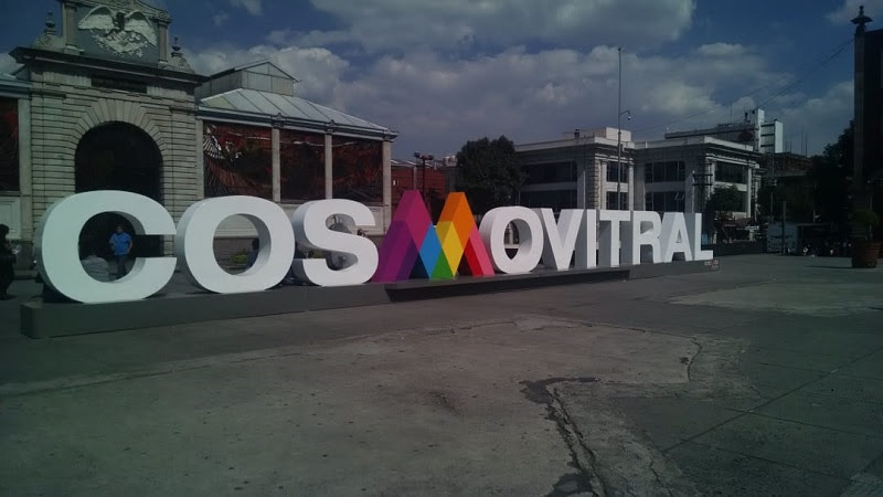 Estrena Cosmovitral nombre con letras a gran escala