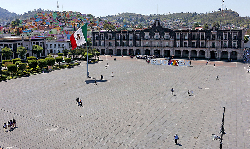 Aspecto general de la Plaza de los Mártires de Toluca, al fondo el Palacio de Gobierno
