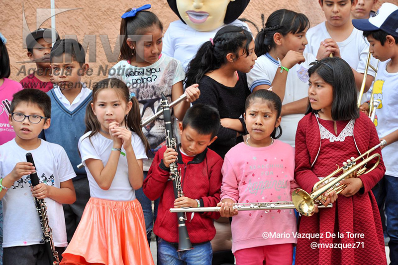Entrega Martha Hilda González Calderón instrumentos a pequeños talentos