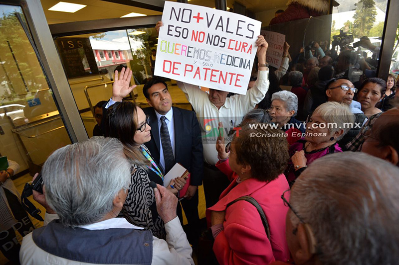 Piden pensionados de ISSEMyM medicinas y no más vales