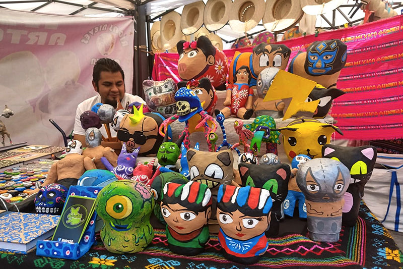 Hace magia artesano toluqueño con papel y engrudo