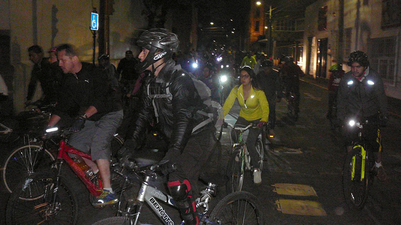 Consolida Fundación Tláloc paseos nocturnos en bicicleta