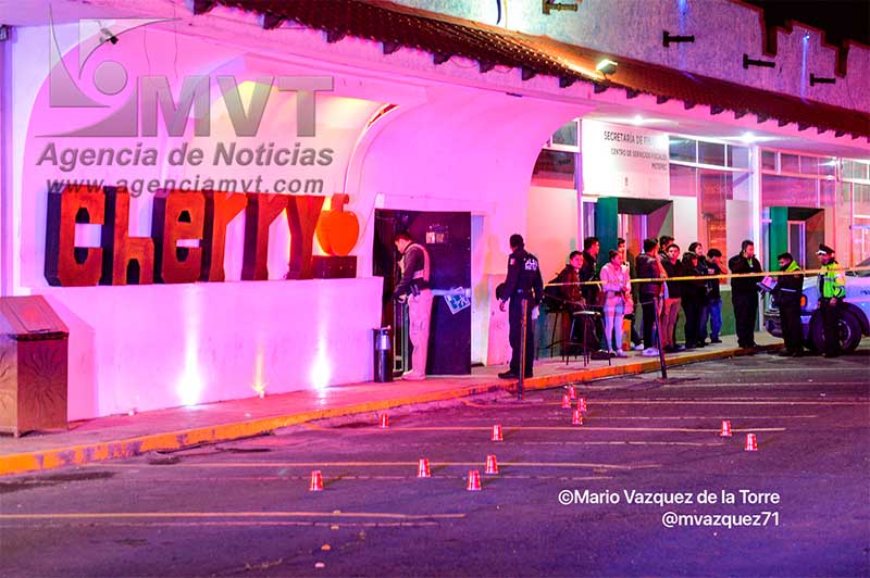 Asesinan a una persona y dos resultan heridos en un bar de Metepec