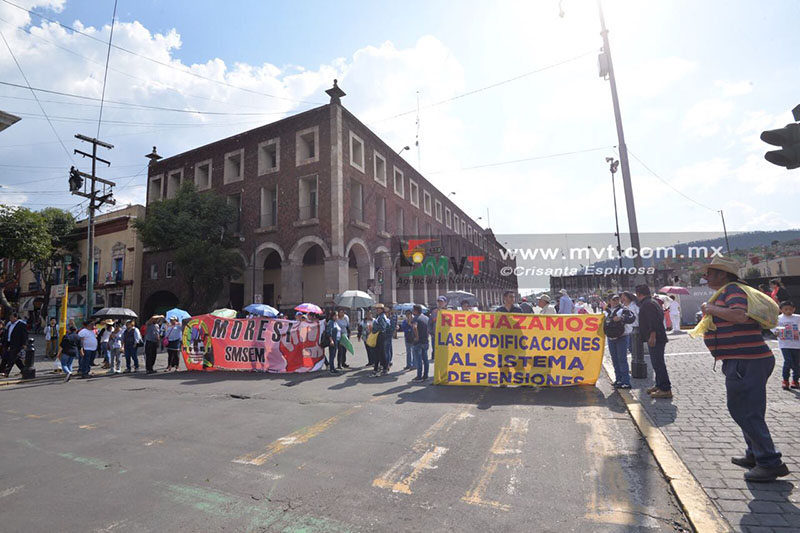 Protestan trabajadores contra la Ley ISSEMyM y cierran calles del centro