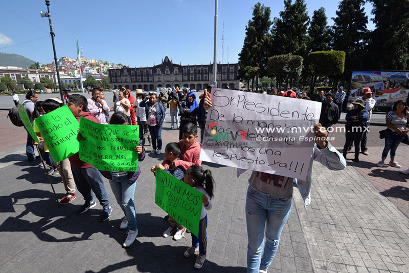 Piden vecinos reapertura de calle con manifestación