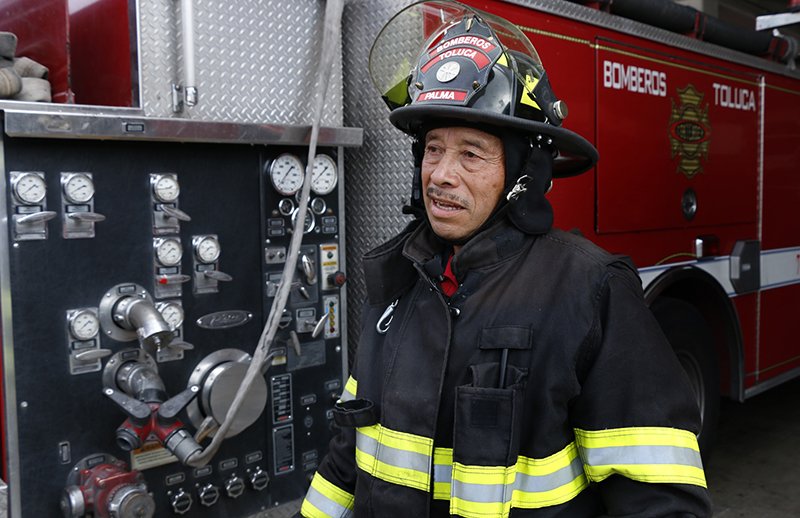 Dedica 29 años a servir como bombero en Toluca