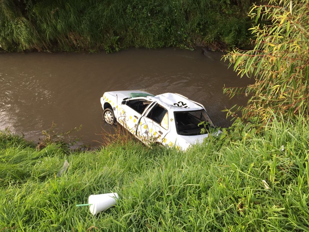 Cae taxi a río en Xonacatlán: muere una persona
