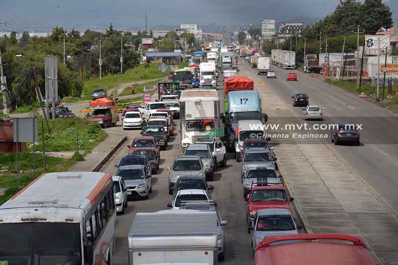 Desquician tránsito en la Toluca-Naucalpan por falta de agua y maestros