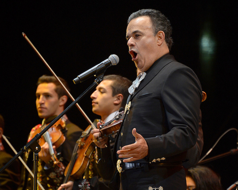 Confirman al tenor Fernando de la Mora para concierto en zócalo de Toluca
