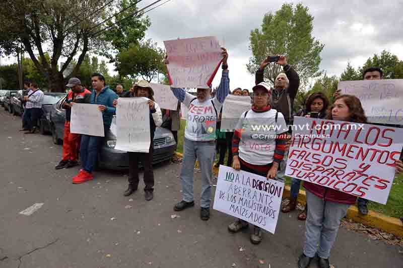 Se manifiestan morenistas ante el TEEM tras retiro de diputaciones