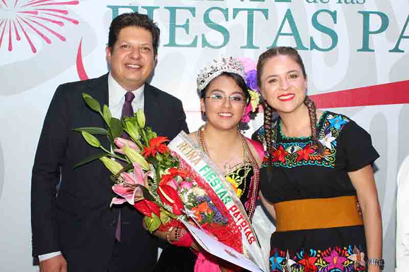 Coronan a reina de las Fiestas Patrias en Metepec