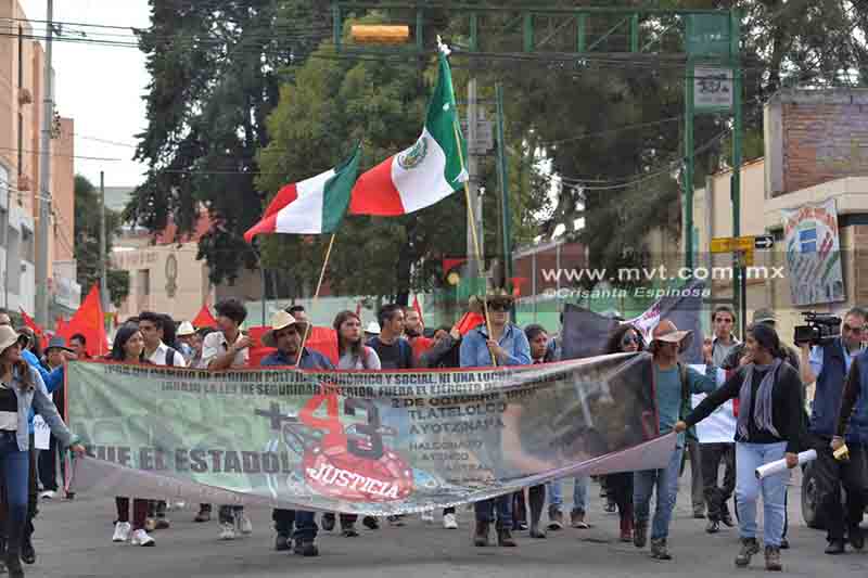 Marchan por Ayotzinapa en la capital mexiquense