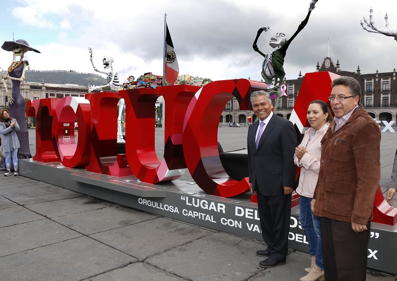 Develan letras monumentales de Toluca rodeadas de catrinas y catrines