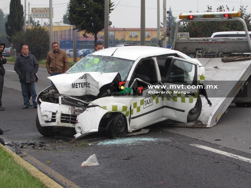 Fallece pareja tras choque a bordo de taxi