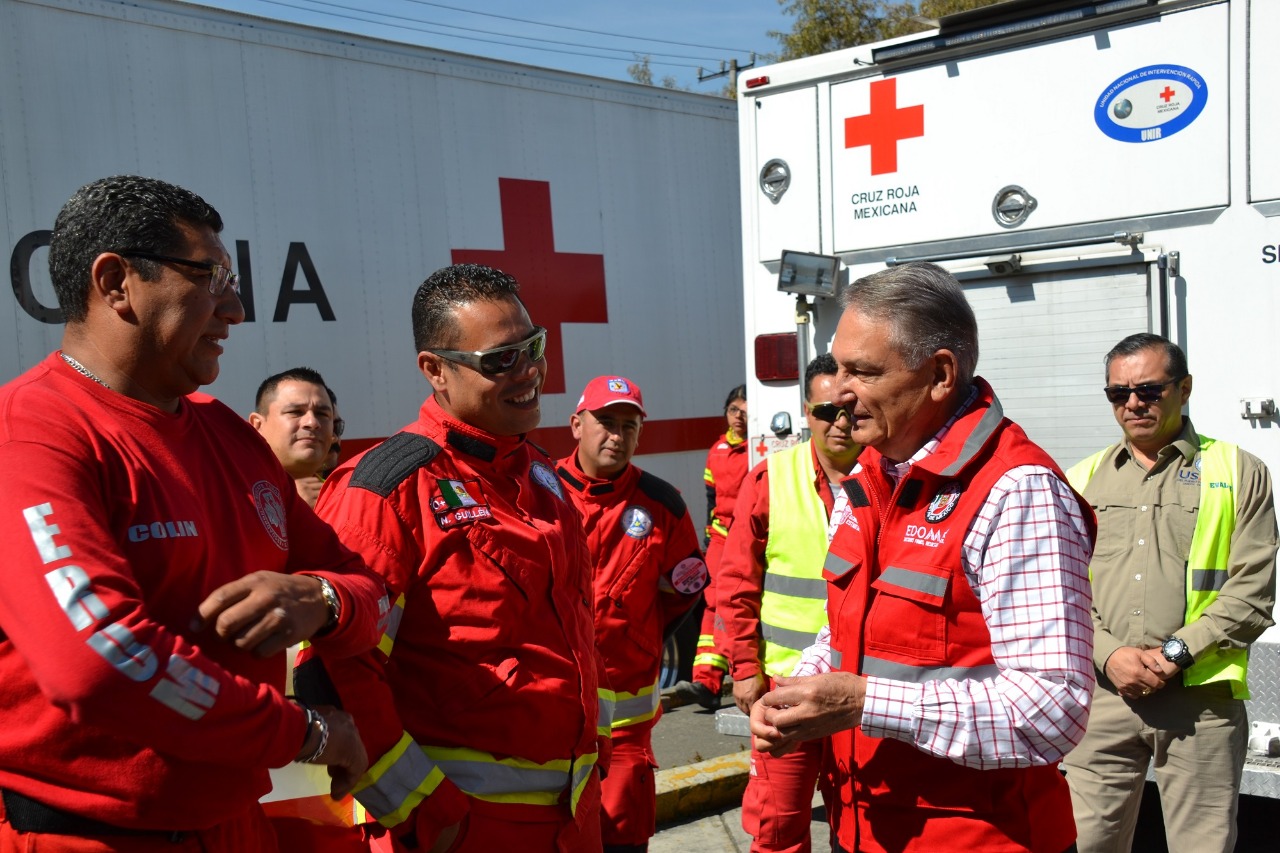 Entrega titular de Protección Civil estatal acreditación a la Cruz Roja