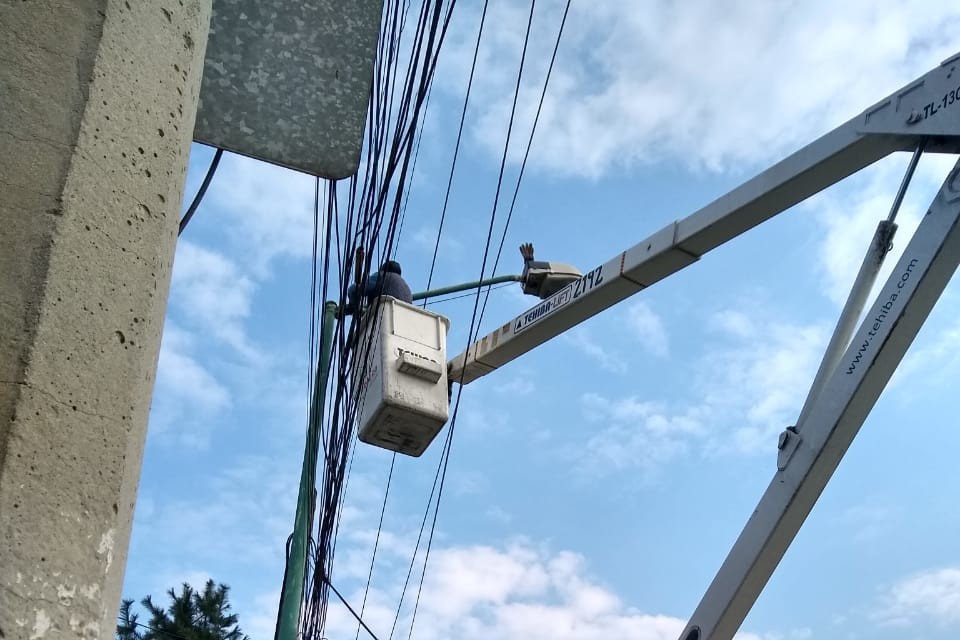 Permanente trabajo de mantenimiento de alumbrado público en Toluca