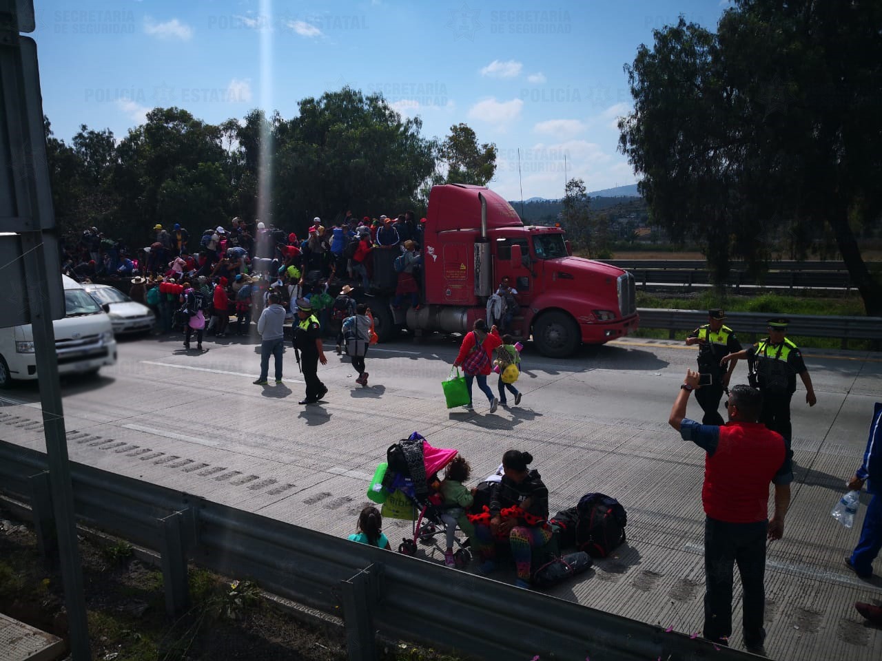 Caravana migrante sale de la caseta de Tepotzotlán hacia Querétaro