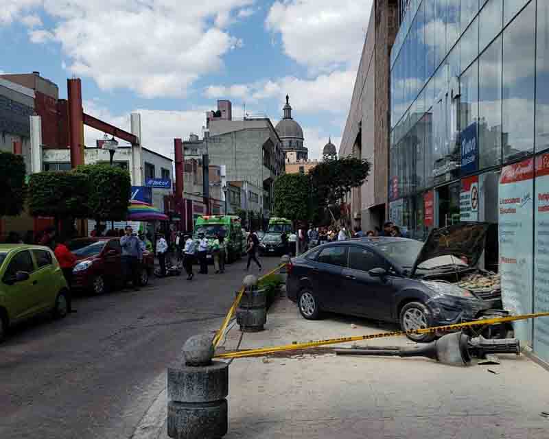 Impacta vehículo contra universidad en el Centro Histórico de Toluca