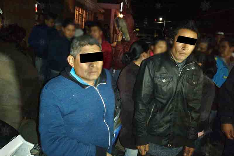 Rescatan a dos sujetos de ser golpeados por turba en Almoloya de Juárez
