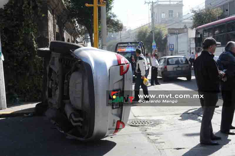 Vuelca vehículo a metros de Rectoría; un lesionado y un detenido