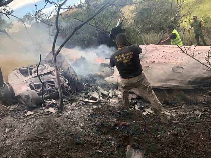 Fallecen dos personas tras caída de aeronave en Atizapán