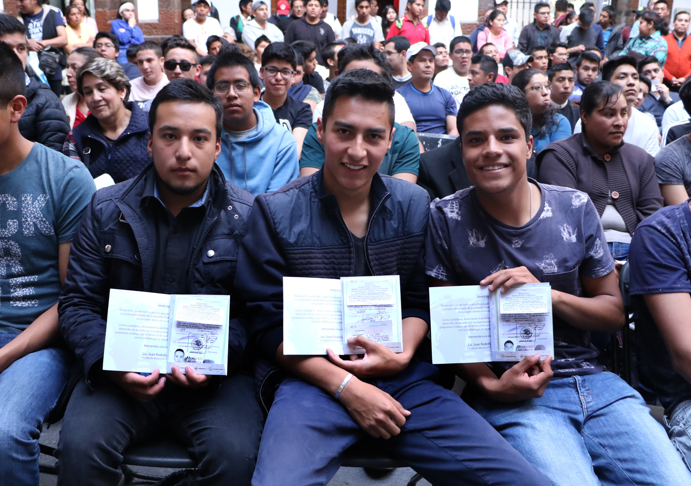 Jóvenes toluqueños muestran su amor a México y reciben su cartilla del SMN