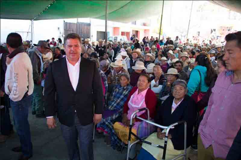 Entregan apoyos a adultos mayores en Zinacantepec