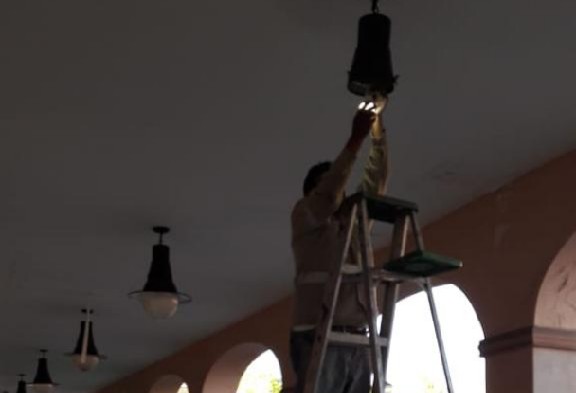 Emprende Toluca mantenimiento del alumbrado en los Portales