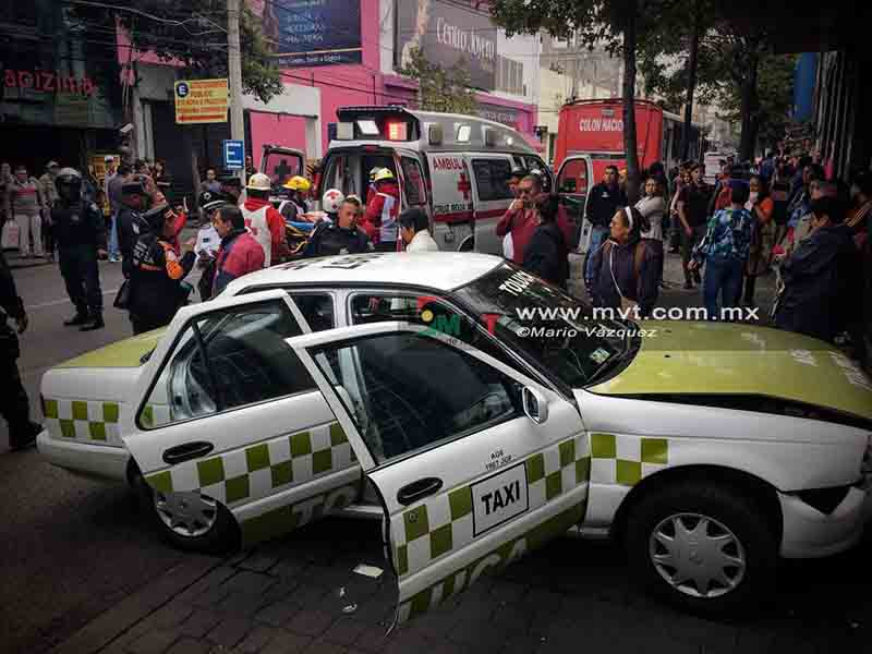 Cuatro lesionados por incidente entre autobús y taxi