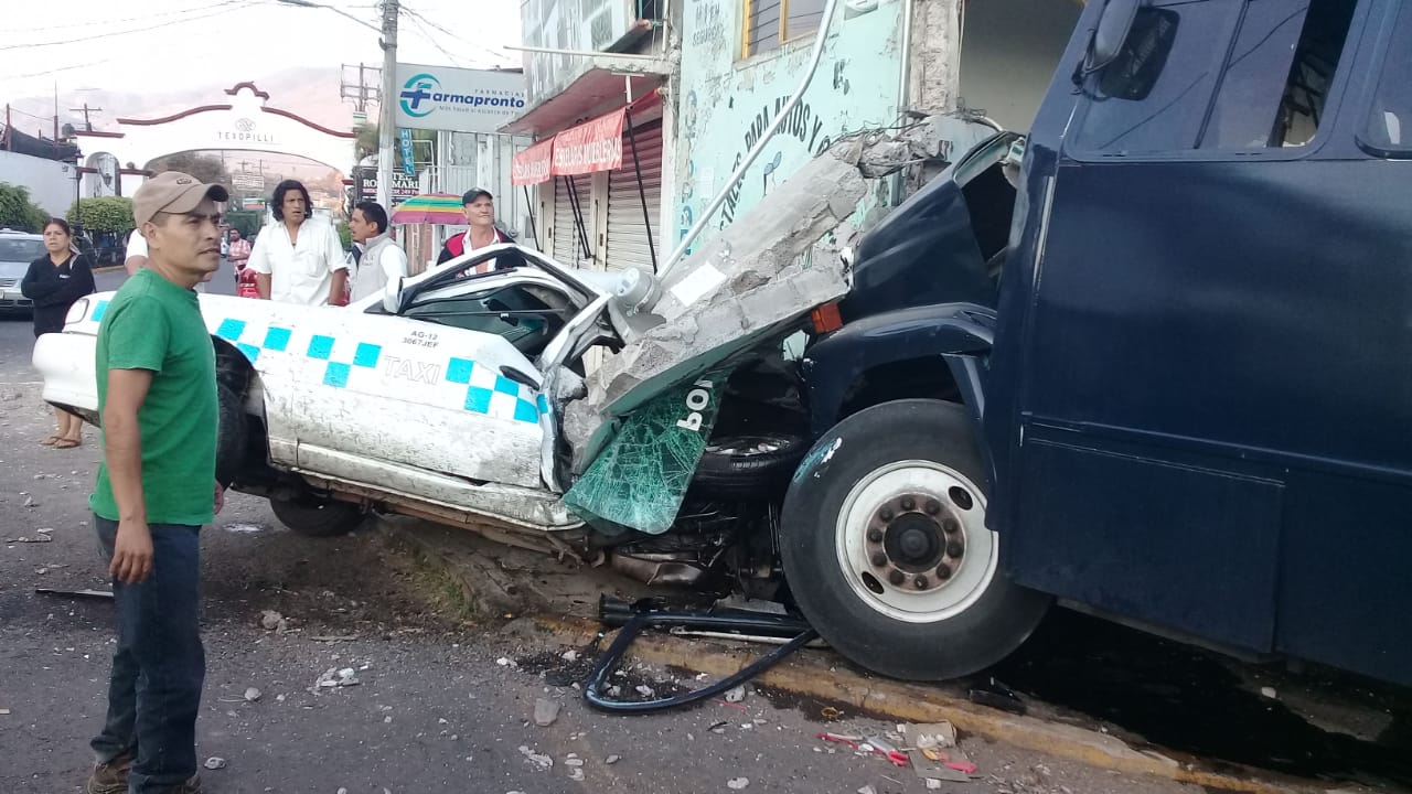 Camión de la policia se impacta contra varios autos y una casa en Tejupilco