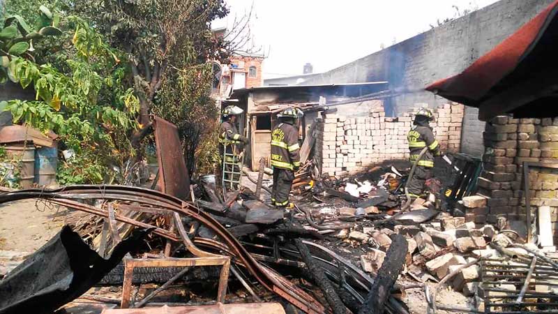 Bomberos de Toluca sofocan incendio de casa en el Seminario