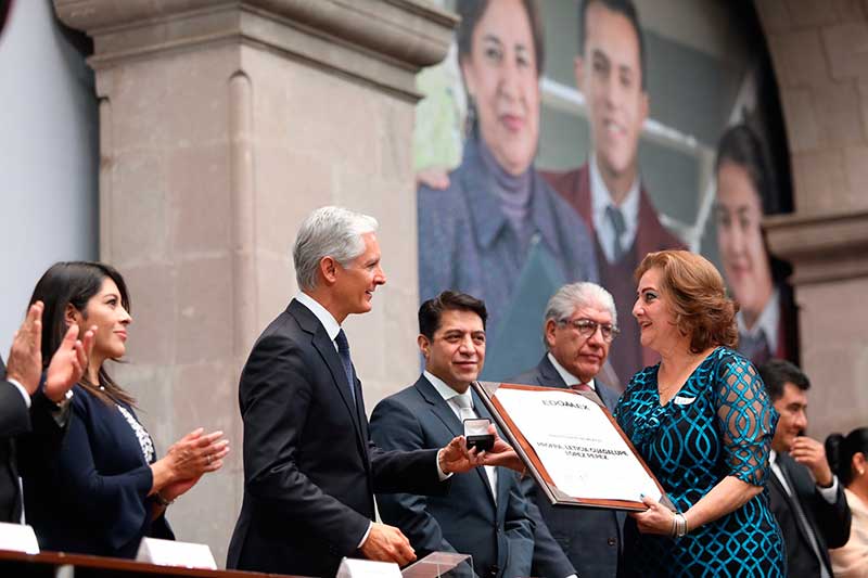 Gobernador Del Mazo entrega reconocimientos y estímulos económicos a educadores mexiquenses