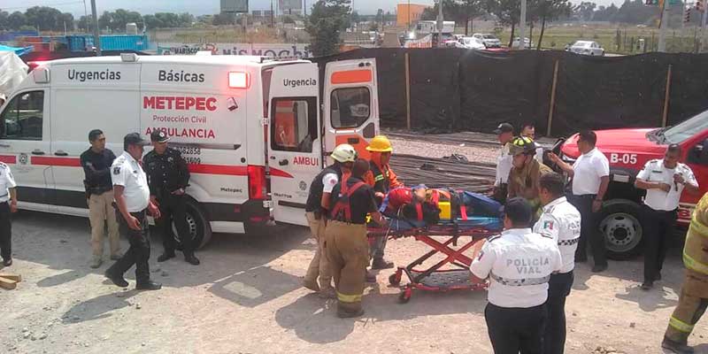 Obrero cae sobre varillas, paramédicos y bomberos de Metepec lo rescatan vivo