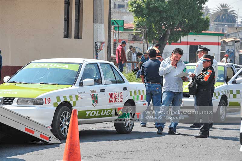 Aplican operativo de verificación a camiones y taxistas, los de Almoloya cierran acceso a Toluca