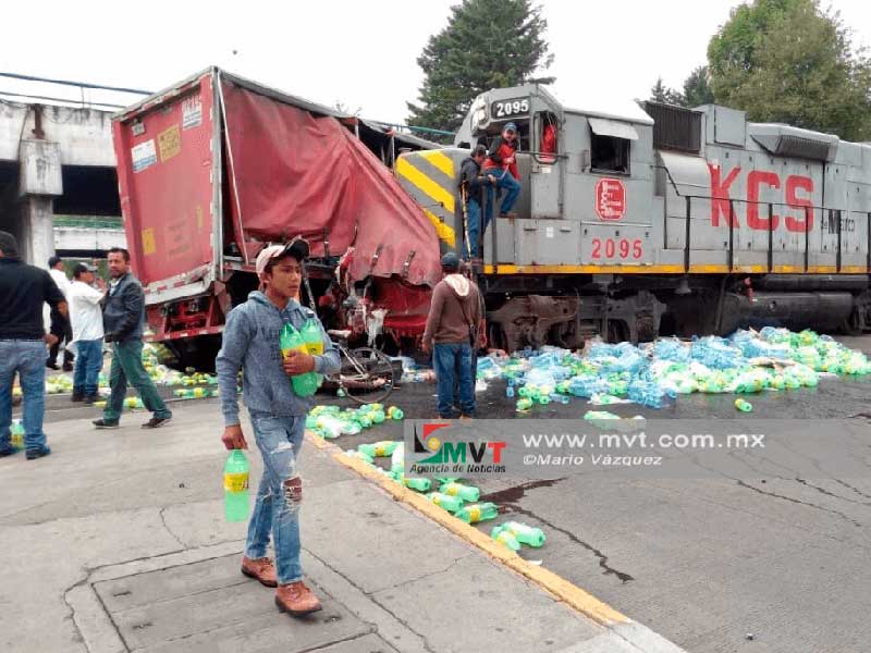 Trailer de refrescos se queda atorado en el tráfico y el tren lo impacta en Toluca