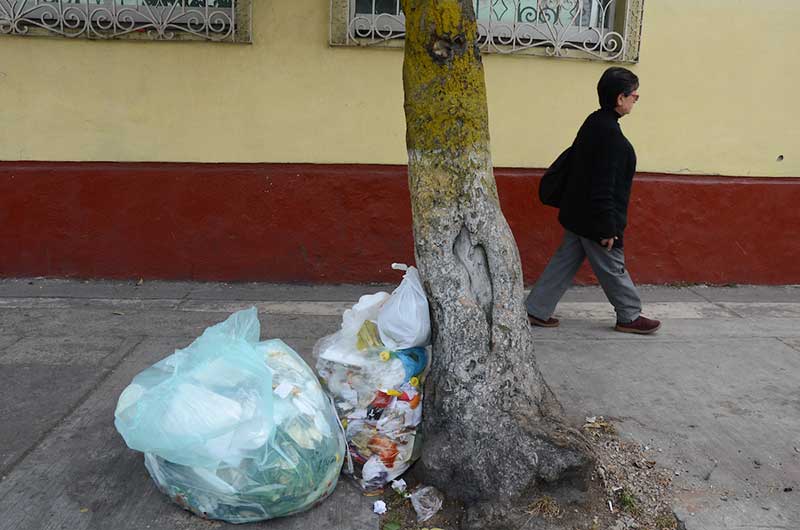 En marcha operativo en Toluca para detener a personas que tiren basura en la vía pública