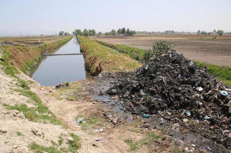 Agua y Saneamiento de Toluca realiza desazolve de drenajes y canales