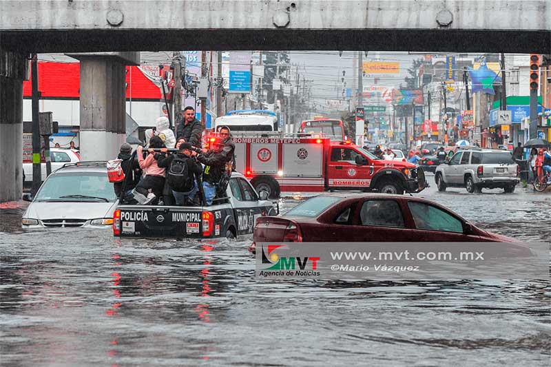 Lluvia y basura provocan inundación en Pilares, autos quedan flotando