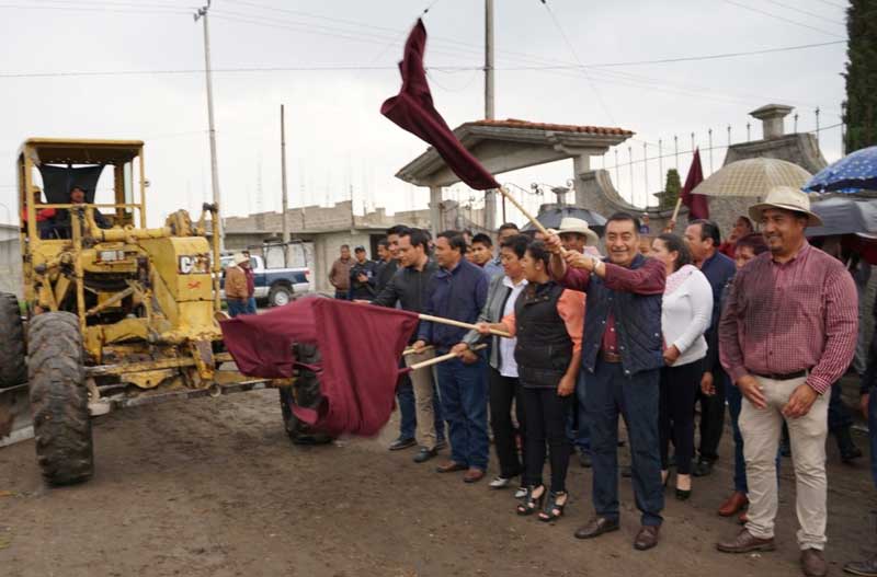 Luis Maya Doro comienza pavimentación de calle en San Isidro El Reservado