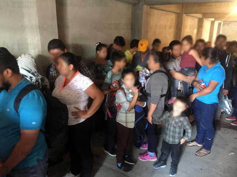 Policías trasladan a 44 migrantes que estaban refugiados en Ecatepec