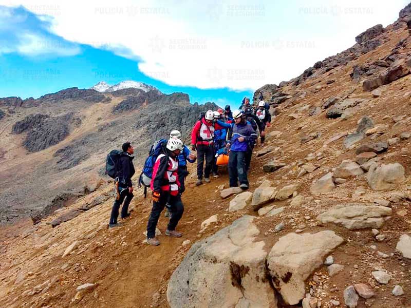 Servicios de emergencia rescatan a alpinista que cayó en el volcán Iztaccíhuatl
