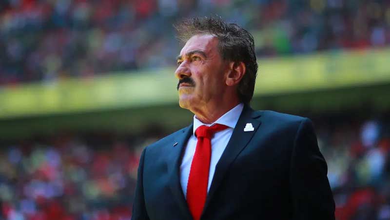 Ricardo La Volpe espera la llegada de un central en los próximos días